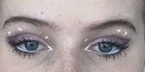 Celestial Eyeliner, Moon Makeup Aesthetic, White Makeup Ideas, Hippie Eyeliner, Moon Makeup Look, Artsy Eyeliner, Spiritual Makeup, Fairy Eyeliner, Star Eye Makeup