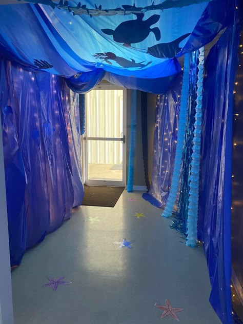 Sea Backdrop Ocean Themes, Aquarium Party Decorations, Under The Sea Prom Theme Backdrops, Diy Ocean Backdrop, Underwater School Theme, Ocean Ceiling Decoration, Under The Sea Ceiling Decorations, Under The Sea Theme Party Decorations, Underwater Prom Theme