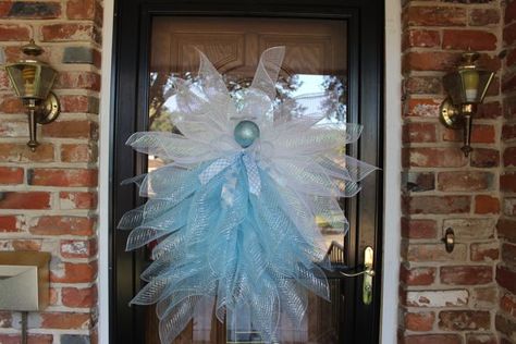 DIY Poinsettia Mesh Wreath Deco Mesh Angels, Deco Mesh Wreath Ideas, Mesh Wreath Ideas, Mesh Angels, Christmas Deco Mesh Wreath, Deco Mesh Christmas Wreath, Angel Wreath, Mesh Christmas Wreath, Christmas Deco Mesh