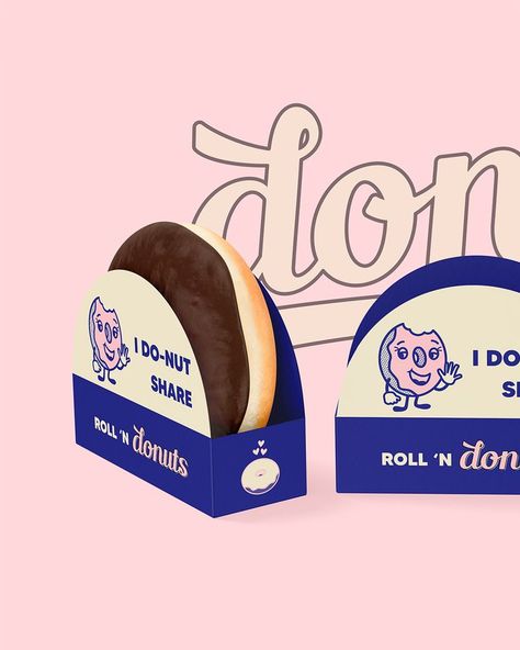 Roll 'n Donuts is a retro donut shop, all about that American diner vibe. They offer mouth watering donuts, and have all the flavors you can imagine. Donut Shop Branding, Donuts Shop Design, Donut Packaging Design, Donut Logo Design Ideas, Donut Shop Logo, Donut Logo Design, Donut Branding, Donuts Packaging, Packaging Texture