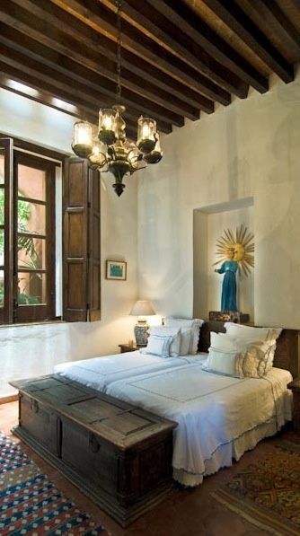 Eye For Design: Decorate Spanish Colonial "Old Hollywood" Style With Whitewashed Walls. Spanish Bedroom, Style Hacienda, Hacienda Homes, Hacienda Style Homes, Gorgeous Homes, Spanish Decor, Mediterranean Home Decor, Spanish Style Home, Mexican Home