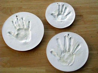 Plaster Hands, Paris Crafts, Paris Kids, Footprint Craft, Craft Closet, Diy Plaster, Plaster Crafts, Baby Handprint, Hand Prints