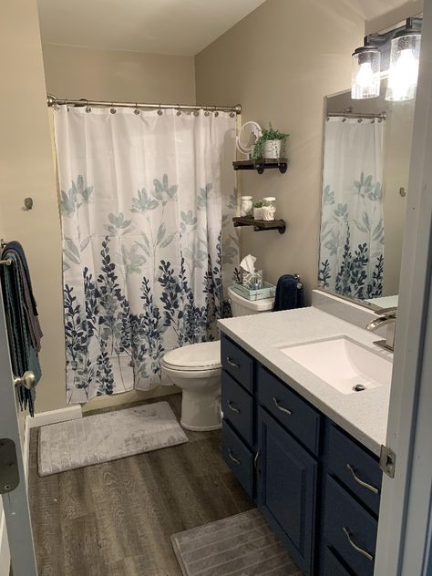 Blue Bathroom Decor Ideas Decoration, Bathroom Decor Blue And Grey, Blue Apartment Bathroom, Dark Blue Bathroom Decor, Blue Theme Bathroom, Bathroom Theme Ideas Color Schemes, Blue Bathroom Ideas Decoration, Blue Bathroom Aesthetic, Navy Blue Bathroom Ideas