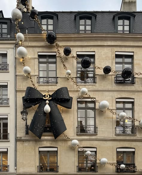 Ysl Christmas Tree, Chanel Christmas Tree, Window Display Christmas, Chanel Exhibition, Chanel Christmas, Christmas Shop Window, Chanel Shop, Paris Christmas, Holiday Window Display