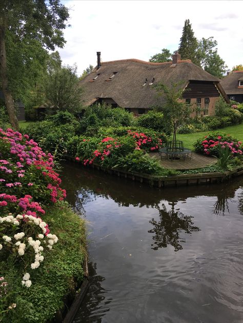 Giethoorn Giethoorn Aesthetic, English Country Cottages, Nature Photography Flowers, Purple Tulips, Photography Flowers, Pretty Photos, English Countryside, Pretty House, Canterbury