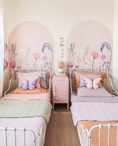 Teen And Toddler Shared Room, Small Room For 2 Sisters, 2 Girls Room, Girls Shared Bedroom Ideas, Small Bedroom Ideas For 2 Sisters, Toddler Room Girl, Toddler Girls Bedroom, Sisters Bedroom Ideas, Toddler Girls Room