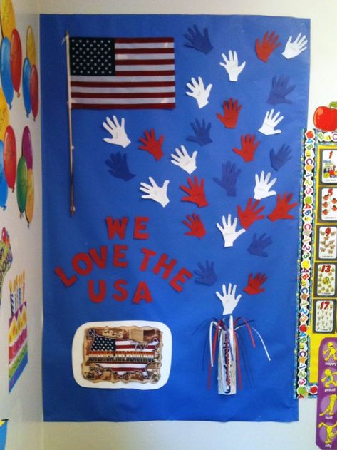 Over 20 elementary patriotic bulletin board ideas for the classroom. Veteran's Day, July 4th, Memorial Day, and flag themed ideas... #bulletinboards #bulletinboardideas Patriotic Bulletin Board Ideas, Daycare Bulletin Boards, Patriotic Classroom, Ideas For The Classroom, Fourth Of July Crafts For Kids, January Bulletin Boards, Summer Bulletin Boards, Preschool Bulletin, Church Bulletin Boards