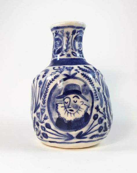 Asian Pottery Ceramics, Ceramic Drawing Ideas, Drawing On Ceramics, Flower Painting Pottery, Blue And White Ceramics, Vivien Mildenberger, Ceramic Vase Painting Ideas, Pottery Vase Ideas, Clay Vase Ideas