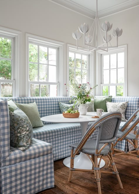 Breakfast Nook Chairs, Sitting Room Off Kitchen, Bay Window Banquette, Beams In Living Room, Charleston Vibes, Banquette Kitchen, Interior Design Bright, Kitchen Banquettes, Breakfast Banquette