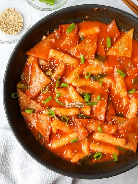 Quick & Easy Spicy Tteokbokki - Christie at Home Teboki Recipe, Mild Tteokbokki Recipe, Tobokii Food, Mild Tteokbokki, Tobboki Korean, Korean Dinner Ideas, Spicy Tteokbokki, Korean Fish Cake, Sweet Spicy Sauce