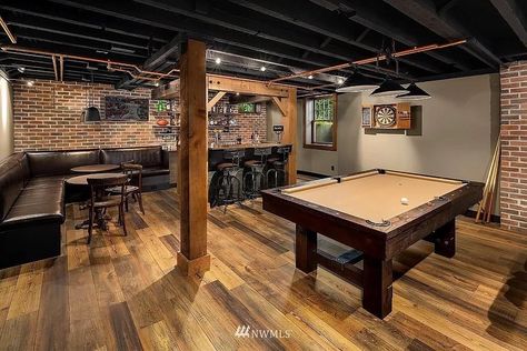 Finished Basement Speakeasy, Rustic Basement Living Room, Masculine Basement Ideas, Cool Basements, Speak Easy Basement Ideas, Pub Style Basement, Retro Basement Ideas, Amazing Basements, Rustic Basement Ideas