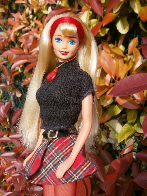 https://flic.kr/p/mPZFkb | SCHOOL SPIRIT BARBIE 1995 | OLYMPUS DIGITAL CAMERA Barbie Themed Outfits, Barbie Repaint, Old Barbie Dolls, 90s Barbie, Barbie 1990, Barbie 80s, Barbie 90s, Designer Outfit, Barbie Family