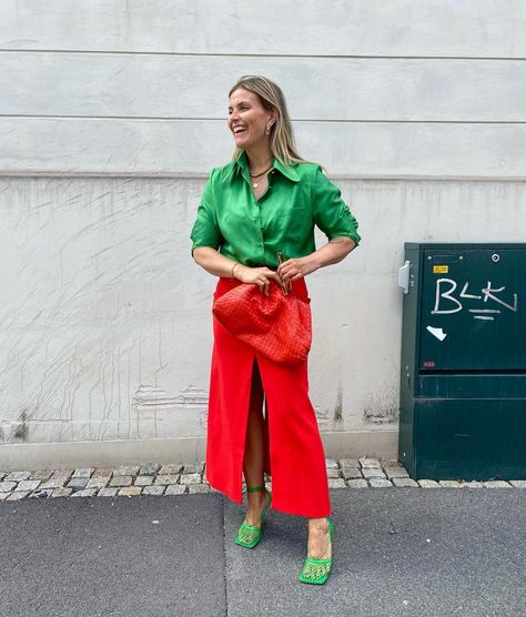 Me Because, Janka Polliani, Pencil Skirt Outfits Winter, Colorful Couture, Contrast Outfit, Winter Outfits Street Style, Styling Skirts, Red Combination, Flannel Blouse