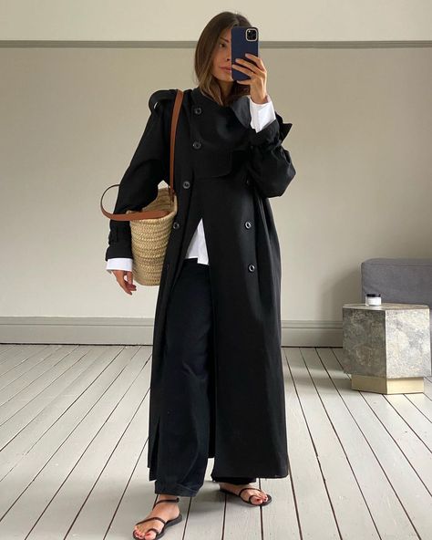 5,015 Likes, 63 Comments - Marianne Smyth (@smythsisters) on Instagram: “Trench & sandal season ( almost) Trench is past season*” Marianne Smythsisters, Spidey Sona, Long Trench Coat Outfit, Trench Coat Outfit Spring, Spring Coat Outfit, Trench Coat Street Style, Long Black Trench Coat, Outfit Printemps, Black Coat Outfit