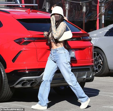 Kylie Jenner keeps it low-key in a bucket hat and a pair of blue jeans while leaving a restaurant | Daily Mail Online Kylie Jenner Outfits Casual, Kylie Jenner Street Style, Look Kylie Jenner, Looks Kylie Jenner, Estilo Kylie Jenner, Kylie Jenner Outfits, Kylie Jenner Style, Kylie Kristen Jenner, Jeans Outfit Casual