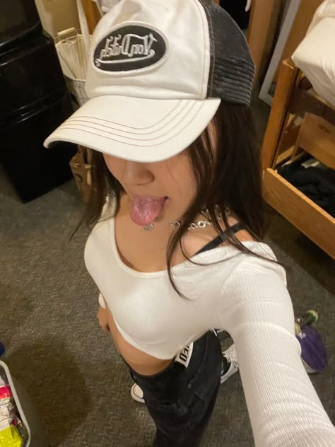 Von Dutch Trucker Hat Outfit, Aesthetic Outfits With Hats, Hat Pics Aesthetic, Y2k Outfits With Hat, Hat Fits Streetwear, Y2k Cap Outfit, Aesthetic Hat Picture, Von Dutch Hat Aesthetic, Outfits W Hats