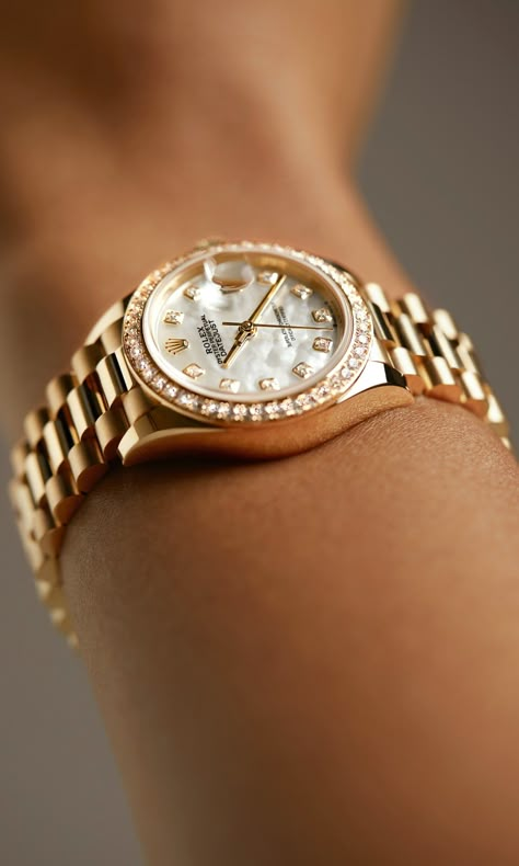 Discover the Lady-Datejust watch in 18 kt yellow gold on the Official Rolex Website Model: m279138rbr-0015 Gold Rolex Women, Rolex Datejust Women, Rolex Wrist Watch, Rolex Oyster Perpetual Datejust, Rolex Watches Women, Rolex Women, Gold Rolex, Jewelry Fashion Trends, Classy Jewelry