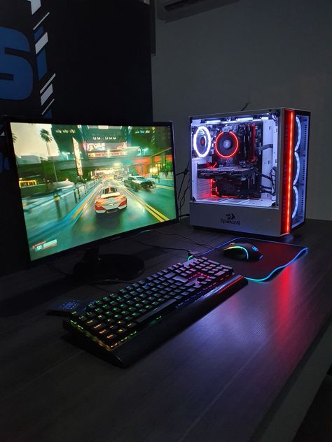 Gaming Computer Setup, Small Game Rooms, Gamer Desk, Gaming Rooms, City Life Photography, Black And White Instagram, Pc Gaming Setup, Gym Room, Computer Room