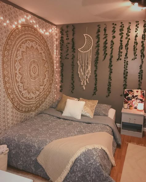 Bedroom With Tapestry And Lights, Accent Wall For Grey Bedroom, Room Canopy Ideas, Tapestry Bedroom Ideas, Vine Decor, Personalized Home Decor, College Dorm Room Decor, Tapestry Bedroom, Spiritual Decor