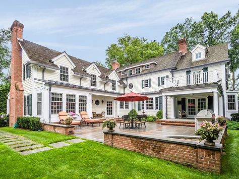 Patio and back exterior view of Traditional White Colonial home with green… Hierarchy Architecture, Colonial Landscaping, Brick Colonial House, New Patio Ideas, Georgian Colonial, White Colonial, Patio Pictures, Traditional Porch, Green Shutters