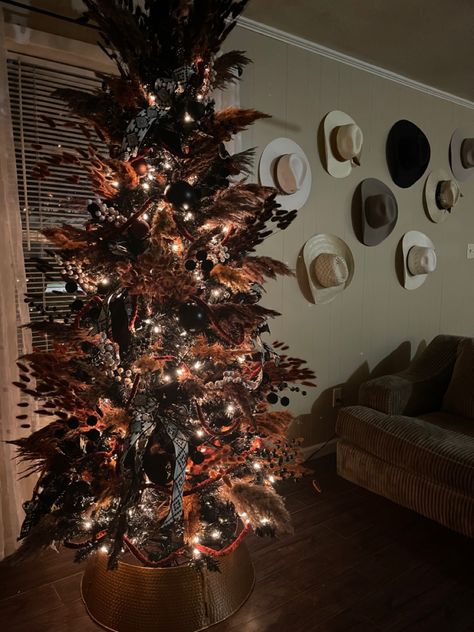 Desert Christmas Tree, Ranch Christmas Tree, Rustic Western Christmas Tree Ideas, Western Xmas Tree, Christmas Tree Ideas Western, Western Style Christmas Tree, Hunting Theme Christmas Tree, Western Christmas Tree Decorations, Brown And Black Christmas Tree