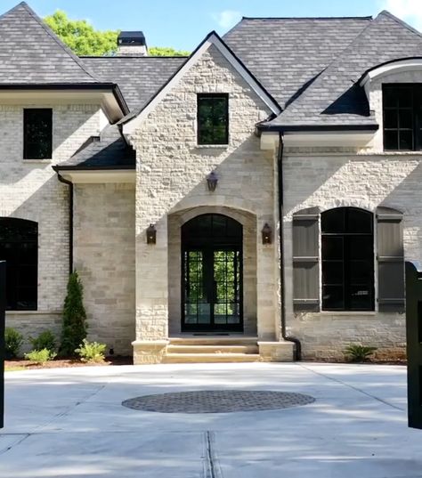 European Style Homes Exterior Modern, Cream Stone House Exterior, European Exterior, Modern French Country Exterior Homes, Transitional House Exterior Design, European Farmhouse Exterior, Transitional House Exterior, Castle House Modern, Small Dream Homes