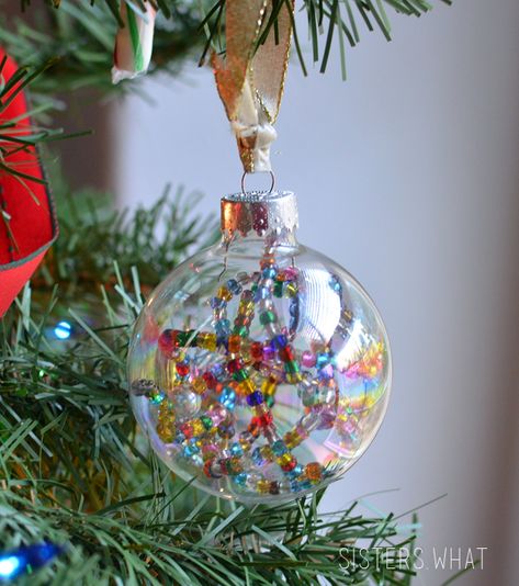 DIY light box || String of beads Christmas Ornaments Tutorial - Sisters, What! Beads Christmas Ornaments, Filled Ornaments, Diy Light Box, Diy Christmas Ornaments Rustic, Christmas Ornament Tutorial, Christmas Ornaments Diy Kids, Beaded Ornaments Diy, Colourful Party, Diy Christmas Ball