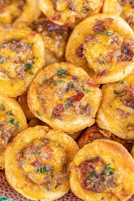 Bacon Cheeseburger Biscuit Bites with Pub Sauce - seriously delicious! Bacon cheeseburger meatballs baked in mini biscuit cups.These things fly off the plate at our parties and tailgates! Ground beef, egg, tomato juice, bacon, cheddar cheese, refrigerated biscuits. Serve with a quick homemade pub sauce for dipping. Everyone LOVES this easy recipe. Also great for lunch or dinner. #tailgating #gameday #hamburger #appetizer #partyfood #baconcheeseburger Pub Sauce, Biscuit Bites, Taco Bites, Football Friday, Biscuit Cups, Meat Appetizers, Plain Chicken, Tailgate Food, Spicy Sausage