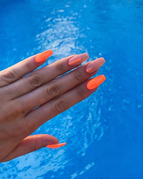 Unghie fluo Nail Art Fluo Summer, August Nails Ideas, Nail Art Orange, Vibrant Nail Designs, Trends Nails, Chic Nail Designs, August Nails, French Twists, Elegant Nail Designs