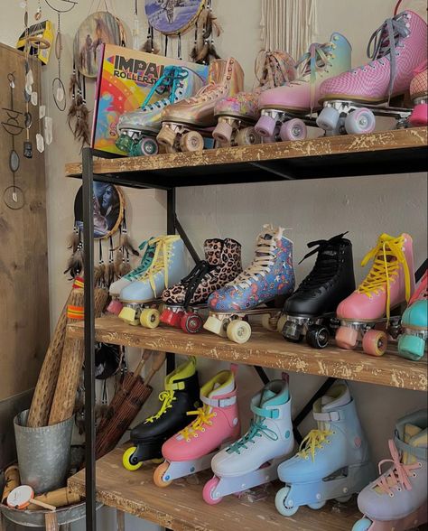 Rollerskates, summer, aesthetic Rollerskates Aesthetic, Rollerskate Aesthetic, Rollerskating Aesthetic, Rollerblading Aesthetic, Decades Aesthetic, Roller Skating Pictures, Roller Skates Workout, Alix Kubdel, Best Roller Skates