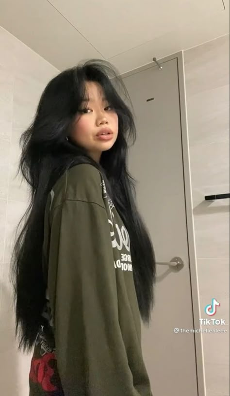 Black Hair Claim, Long Black Hair With Bangs And Layers, Douyin Short Hair, Aesthetic Long Hairstyles, Asian Haircut Long, Fine Black Hair, Long Black Hair Aesthetic, Long Hair Ideas Hairstyles, Hairstyles Asian