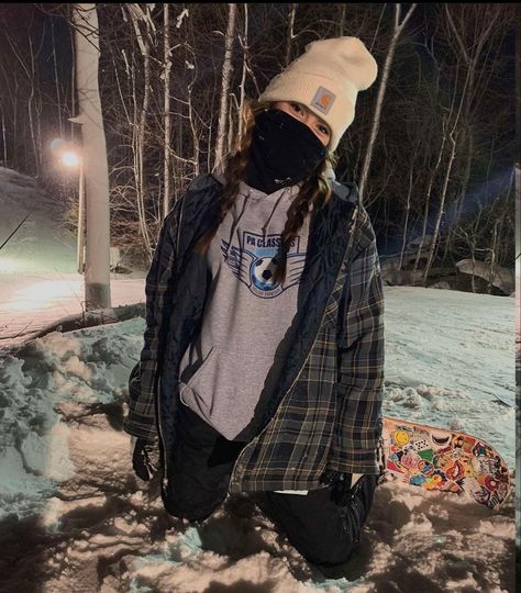 Snowboarder Style Outfits, Ski Snowboard Outfit, Steezy Snowboard Outfits, Snowboarding Outfit Baggy, Baggy Ski Fit, Baggy Snowboard Outfit, Snow Boarding Outfits, Girl Snowboarding Outfits, Snowboarding Outfit Aesthetic