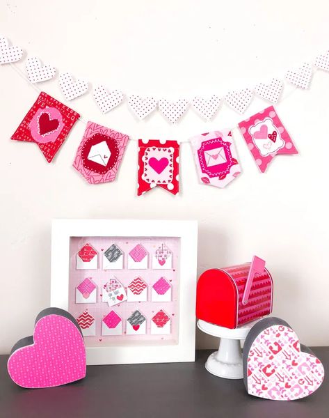 Simple Fabric Heart Garland with SpraynBond Fabric Stiffener Spray - Therm O Web Ameroonie Designs, Lanyard Tutorial, Mug Rug Tutorial, Valentine Garland, Fabric Stiffener, Wallet Tutorial, Fabric Lanyard, Fat Quarter Quilt, Fabric Hearts