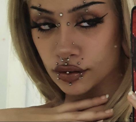 Piercing Setup, Lipgloss Collection, Cool Ear Piercings, Face Piercings, Piercings For Girls, Cool Piercings, Nose Piercing Jewelry, Alternative Makeup, Cute Piercings