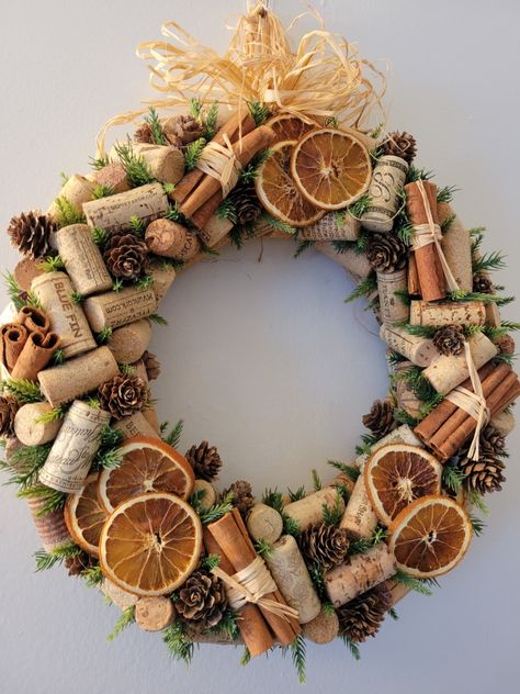 Natural corks with dehydrated orange slices, and cinnamon sticks also embellished with pine cones and artificial greens Table Settings Neutral, Diy Thanksgiving Table Settings, Christmas Trees Diy, Joululahjat Diy, Wooden Christmas Trees Diy, Trees Diy, Cork Crafts Christmas, Dekoratívne Vence, Cozy Christmas Living Room