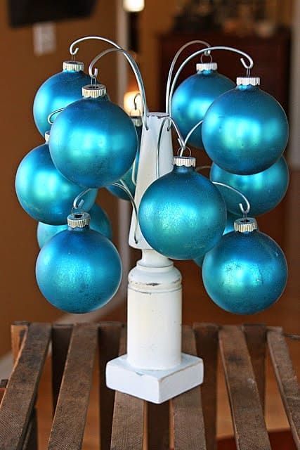 10 Creative Ornament Displays - Housewife Eclectic Ways To Display Ornaments, Spindle Crafts, Display Ornaments, Ornament Hanger, Wire Ornaments, The 12 Days Of Christmas, Craft Booth Displays, Craft Fair Displays, Ornament Display