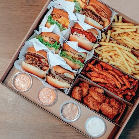 food Sandwich Boxes For Party, Burger Packaging Ideas, Mini Burgers Party, Boxed Lunch Catering, Burger Aesthetic, Party Lunch Boxes, Burger Business, Food Delivery Packaging, Burger Packaging