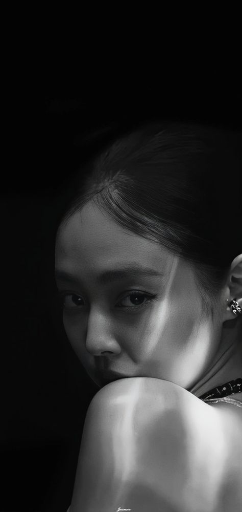 Jennie Kim Wallpaper Dark, Jennie Black Wallpaper, Blackpink Dark Wallpaper, Kim Jennie Wallpaper, Jennie Kim Wallpaper, Wallpaper Jennie, Blackpink Pics, Jennie Black, Jennie Dark