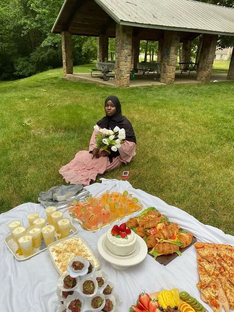 Hijabi girl on picnic Hijabi Picnic Outfit, Hijabi Picnic, Girls Picnic, Picnic Date Food, Birthday Picnic, Picnic Inspiration, Blueberry Cream Cheese, Picnic Ideas, Birthday Inspo