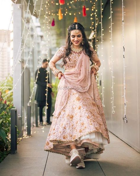 Photo of Bride showing off her shoes. Photo Of Bride, Cool Bride, Indian Wedding Poses, Lehenga Jewellery, Sabyasachi Lehenga, Bride Portraits, Bride Portrait, Classy Photography, Indian Weddings