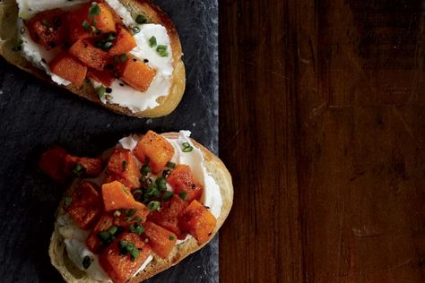 Roasted Squash and Goat Cheese Crostini Lemony Salad, Squash Appetizer, Delicious Party Appetizers, Squash And Goat Cheese, Holiday Appetizer Ideas, Recipes For Hosting, Yummy Appetizers Parties, Crostini Recipe, Cheese Crostini