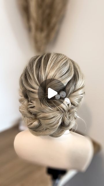 Wedding Side Bun, Updo Tutorials For Medium Hair, Updo Video Tutorial, Braided Chignon Tutorial, Updo Tutorial Videos, Bridal Hair Updo With Veil, Wedding Updo Tutorial, Wig Updo, Side Bun Wedding