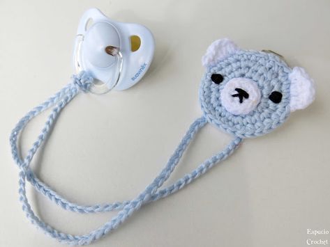 Crochet Pacifier Holder, Crochet Pacifier Clip, Crochet Baby Bibs, Confection Au Crochet, Crochet Baby Toys, Crochet Simple, Haken Baby, Crochet Baby Shoes, Crochet Baby Clothes