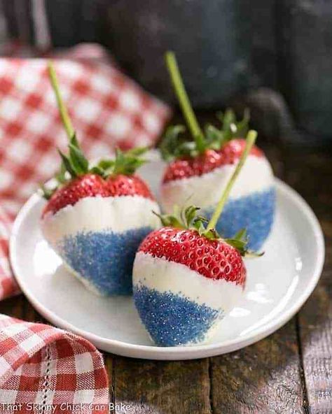 Red White and Blue Strawberries - An easy, festive patriotic dessert! Chocolate Covered Strawberries Gift, Blue Strawberries, Patriotic Treats, Patriotic Food, Patriotic Desserts, Chocolate Festival, Blue Strawberry, 4th Of July Desserts, Fourth Of July Food