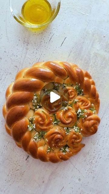 Pull Apart Challah Bread, Bread Wreath Braided, How To Braid Challah Bread, Challah Bread Braiding, Plaited Bread, Braided Bread Recipe, Braid Bread, Fancy Bread, Five Strand Braids