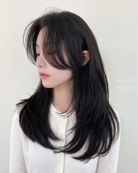 Asian Long Hair, Straight Layered Hair, Layered Hair With Bangs, Asian Haircut, Asian Short Hair, Low Maintenance Hair, Haircuts For Medium Hair, Haircuts Straight Hair, Long Layered Hair