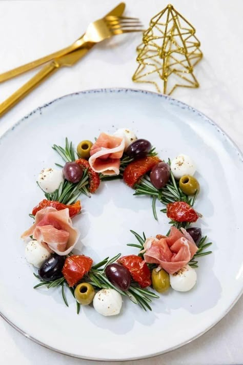 Tapas Christmas, Make Ahead Christmas Appetizers, Keto Holiday, Xmas Food, Holiday Appetizers, Christmas Appetizers, Food Platters, Food Presentation, Food Plating