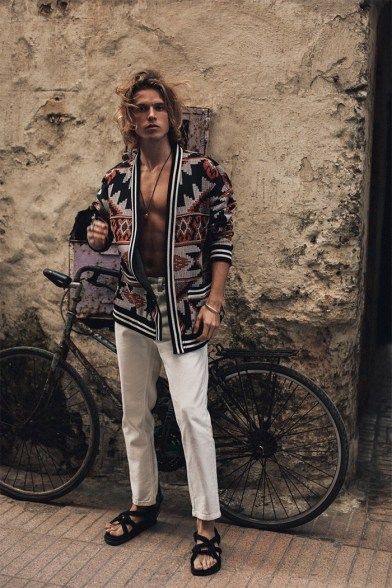 Biel Juste Models Moroccan-Inspired Style for Reserved Bohemian Outfit Men, Mode Coachella, Coachella Outfit Men, Boho Men Style, Bohemian Style Men, Festival Outfits Men, Boho Men, Estilo Hippie, Mode Boho