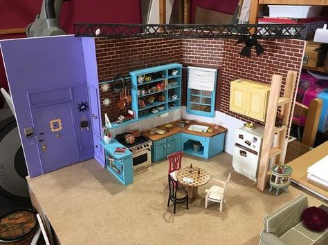 The Friends apartment in miniature!!!!!!!😍 Friends Miniature, Friends Serie, Friends Apartment, Friends Best Moments, Friend Crafts, Friends Moments, Friends Diy, Friends Series, Friends Wallpaper