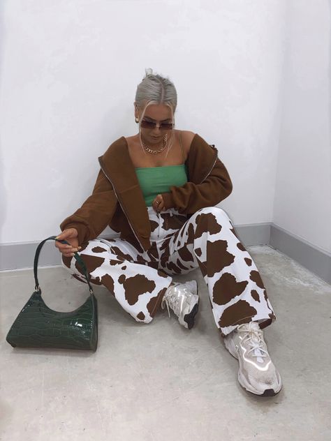 Brown Cow Print Pants Outfit, Cow Print Jeans Outfit, Cow Outfits Aesthetic, Cow Print Jeans, Print Jeans Outfit, Cow Print Pants, Brown Cow Print, Jeans Outfit Ideas, Bohemian Outfits